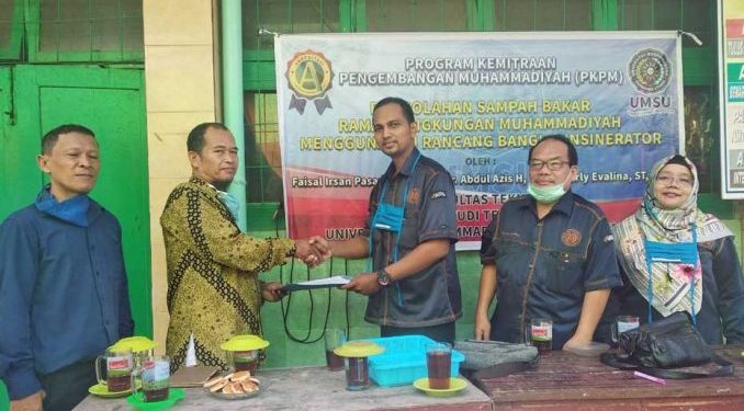 Tim Pengabdian Prodi Teknik Elektro UMSU Serahkan Bantuan Insenerator